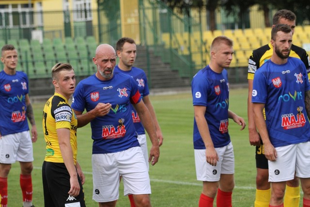 Piłkarze Wisły Sandomierz stoczyli zacięty i wyrównany bój z liderem w Puławach, ale ostatecznie musieli uznać jego wyższość. Przegrali po raz pierwszy w tym sezonie
