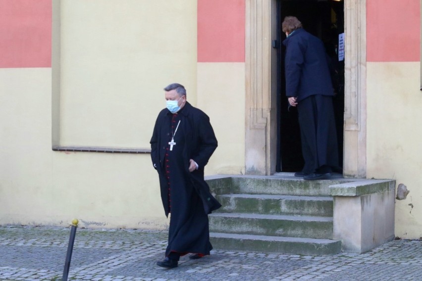 Wrocław: Msza za kardynała Gulbinowicza. Wierni oburzeni, ochrona przed wejściem do kościoła [ZDJĘCIA]