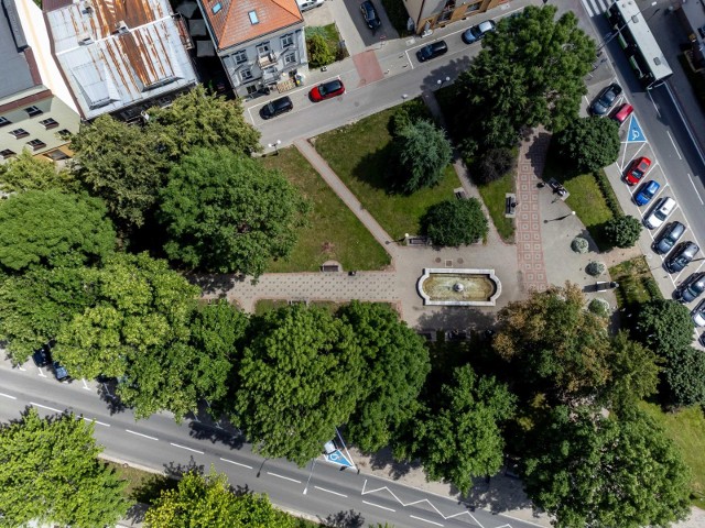 Koncepcja rewitalizacji skweru zakłada utrzymanie podziału na strefę reprezentacyjną i wypoczynkową.