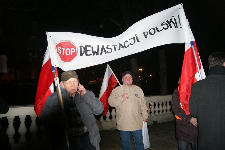 „Precz z PiS” i „Wolność, równość, demokracja”. Protest w Kaliszu [FOTO, WIDEO]