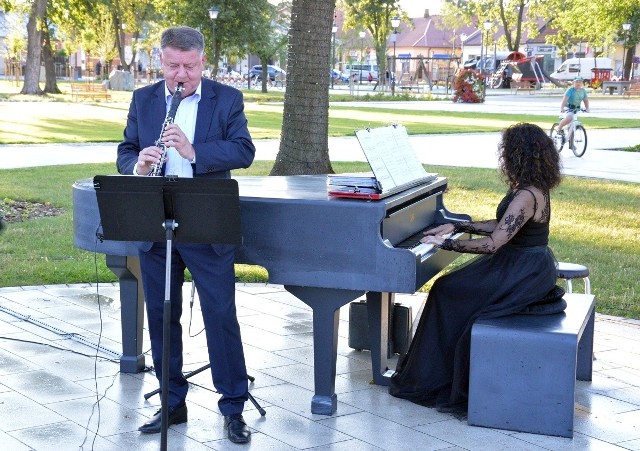 Monika Kuca – całoroczny fortepian i Janusz Turek – klarnet podczas koncertu na rozwadowskim rynku
