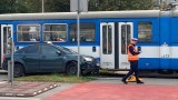 Kraków. Wypadek przy DH Wanda. Taksówka wjechała pod tramwaj. Utrudnienia w ruchu ZDJĘCIA