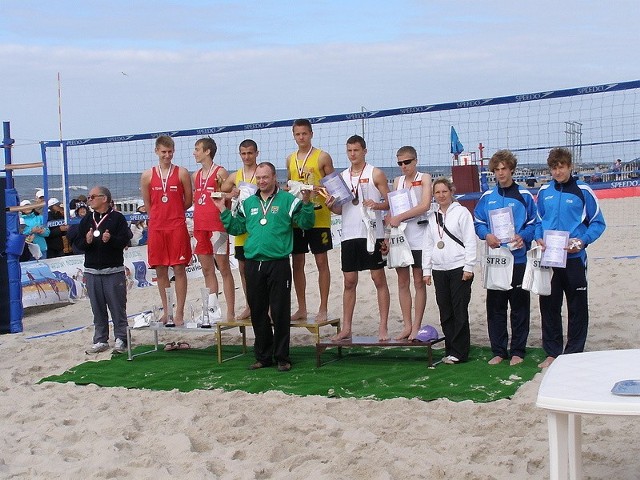 Kamil Droszyńskim i Aleksander Łyczak (w niebieskich dresach z prawej) w gronie zwycięzców turnieju