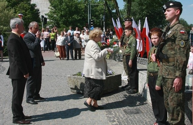 Jako pierwsza kwiaty złożyła przed pomnikiem wiceprzewodnicząca rady miejskiej Hanna Augustyniak, której towarzyszyli Stanisław Ziemecki i Emil Stankiewicz.