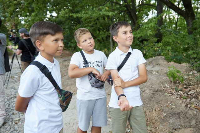 W Buczy pod Kijowem trzech chłopców - Kyryło, Wład i Maksym - myjąc samochody zbierali pieniądze na ukraińskie siły zbrojne.