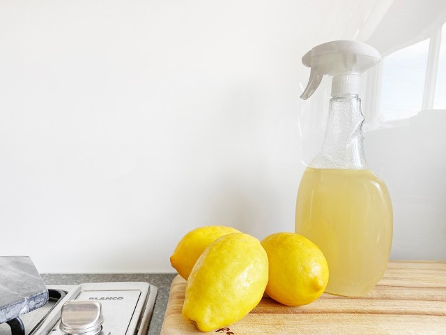 Cytryna to nie tylko owoc, który można wykorzystać w kuchni. Jej właściwości sprawią, że wyczyścimy dom od góry do dołu. Koniec z chemicznymi środkami, wystarczy cytryna