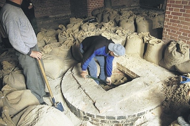 Przygotowania do rekonstrukcji posadzki w pomieszczeniu, do którego zostanie przeniesione muzeum. Na zdjęciu pan Wiesław z fortu oczyszcza zasypaną wentylację.