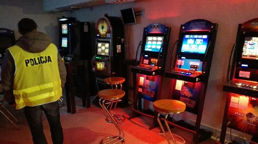 Policjanci zabezpieczyli 15 nielegalnych automatów do gry
