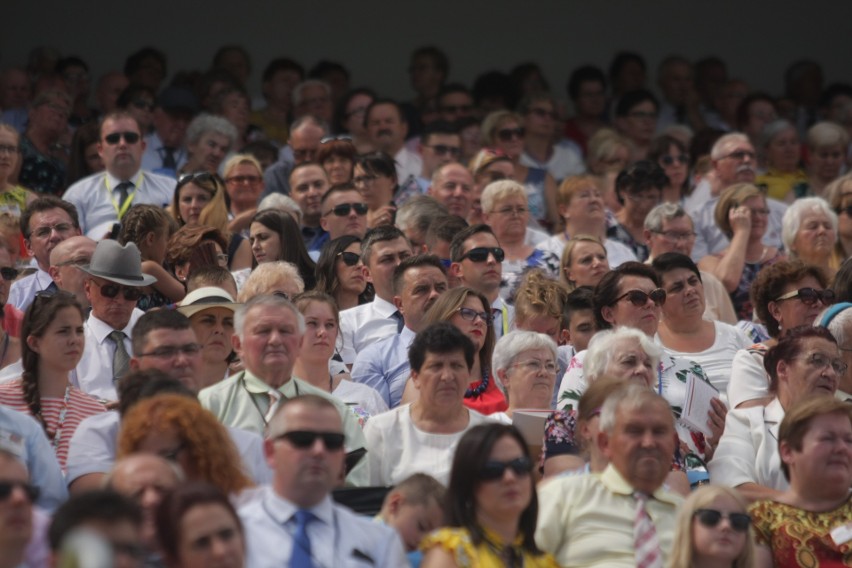 Kongres Świadków Jehowy na Stadionie Śląskim. Dzień 1. Wierni w Chorzowie przez trzy dni będą brać udział w spotkaniach ZDJĘCIA