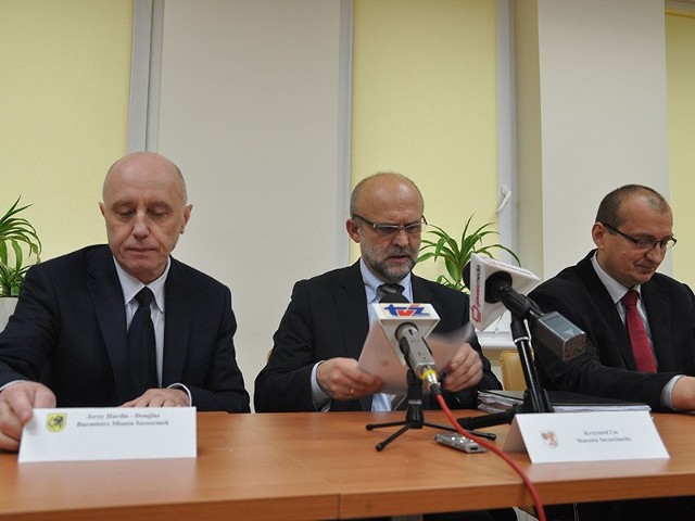 Od lewej burmistrz Jerzy Hardie-Douglas, starosta Krzysztof Lis i prezes PKS i KM Włodzimierz Tosik zwołali w środę konferencję prasową, aby odnieść się do słów posła Czesława Hoca.