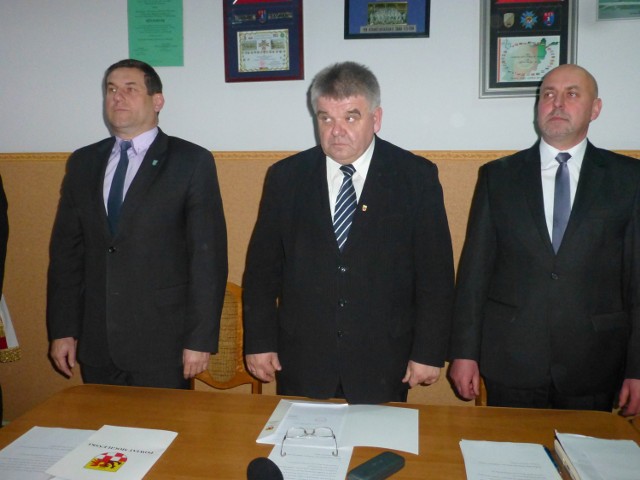 Jan Bartecki (w środku) został przewodniczącym rady powiatu.