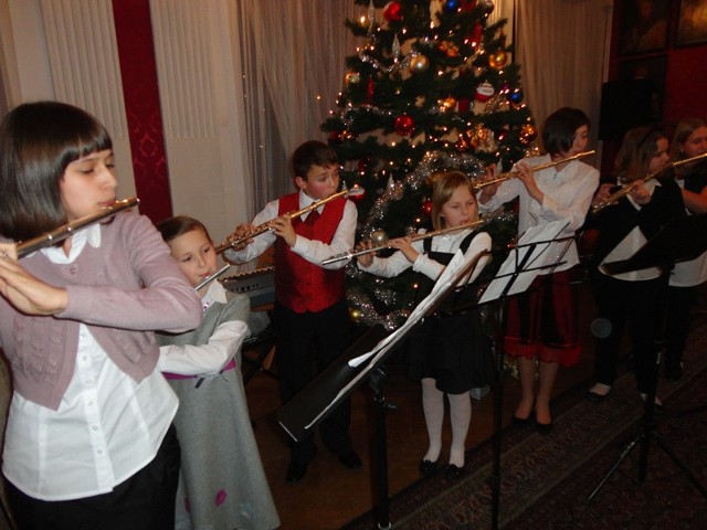 Przebój "Jingle Bells" zagrali Gabriela Górniak, Oliwia Bogdańska, Weronika Kucharska, Katarzyna Romankiewicz, Aleksandra Bogoń, Wiktoria Stachula i Paweł Pawlik.