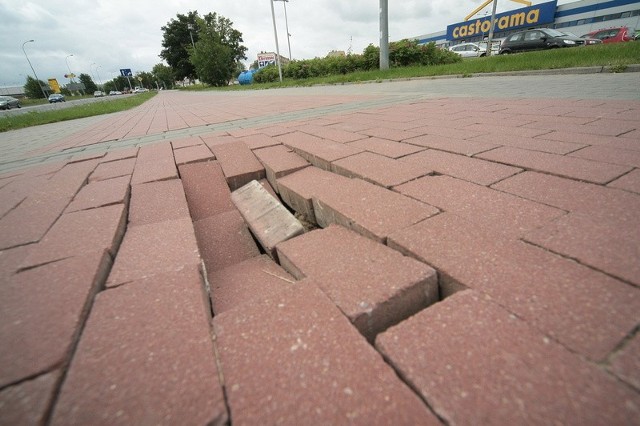 Zapadnięta kostka brukowa na ścieżce rowerowej przy Castoramie w Słupsku.