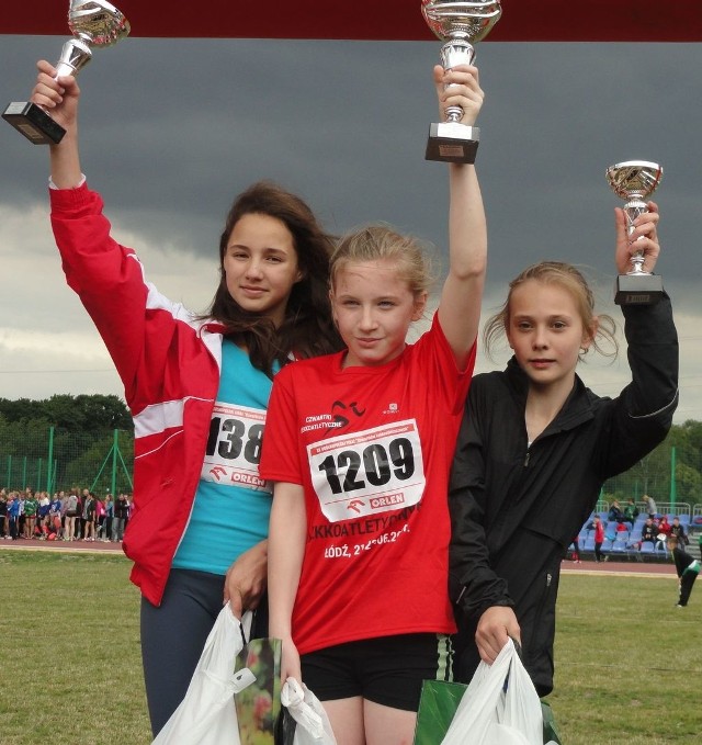 Wiktoria Gromada (pierwsza z lewej) zajęła drugie miejsce w ogólnopolskim finale &#8222;Czwartków Lekkoatletycznych&#8221; w Łodzi. 