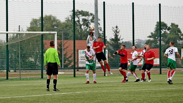 LKS Dąb-BOSiR Barcin  -  Wisła Dobrzyń n/Wisłą  4 : 1 (1:0)Zacięte spotkanie oglądali wierni kibice w Barcinie. Sędzia chcąc temperować gorące głowy i ostre zagrania zawodników obu drużyn hojnie rozdawał kolorowe kartki. Gospodarze ukarani zostali pięcioma, goście sześcioma i jedną czerwoną kartką.Bramki: Bartłomiej Świątek  2 (62’  90+2’) , Daniel Nowakowski (8’) , Hubert Ciszewski (54’)- Patryk Zieliński (78’)   (mw)