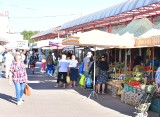 Mnóstwo osób na zakupach na targowisku Korej w Radomiu. W czwartek, 11 sierpnia, duże zainteresowanie warzywami i owocami. Zobacz zdjęcia