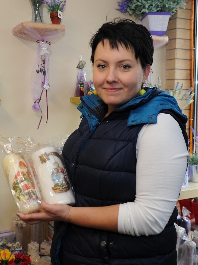 Zofia Zgierska już sprzedaje pierwsze świąteczne świece.