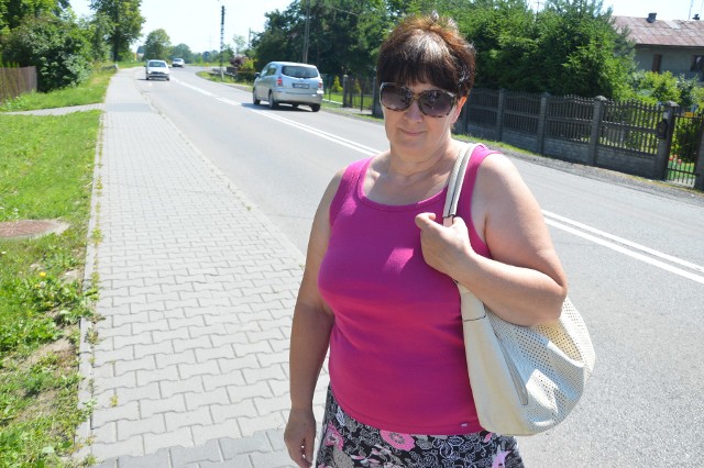 Małgorzata Łach, mieszkanka ulicy Krzeczowskiej nie może się doczekać budowy zjazdu. Kobieta liczy, że po oddaniu inwestycji ruch na drodze obok jej domu zdecydowanie zmaleje