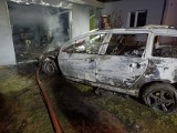 Łódzkie. Płonął samochód i garaż przy ul. Kościuszki w Kamieńsku 