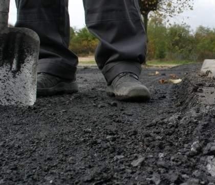 Drogowcy zerwali wierzchnią warstwę asfaltu za pomocą specjalnej maszyny. Teraz robotnicy młotami pneumatycznymi skuwają to, czego nie udało się zebrać wcześniej (fot. Jakub Pikulik)