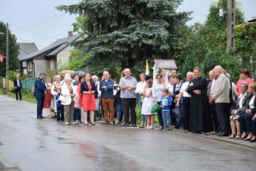 Pamięć o pacyfikacji wioski. W 75. rocznicę zamieszczono tablicę z nazwiskami mieszkańców [ZDJĘCIA]