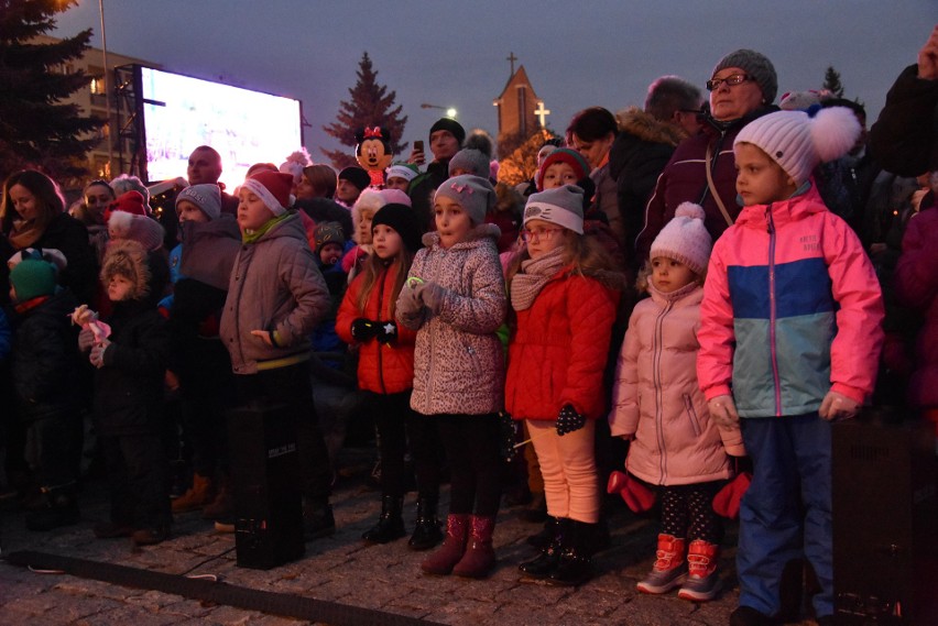 Chrzanów. Burmistrz Robert Maciaszek ze św. Mikołajem rozświetlili choinkę na Rynku [ZDJĘCIA]