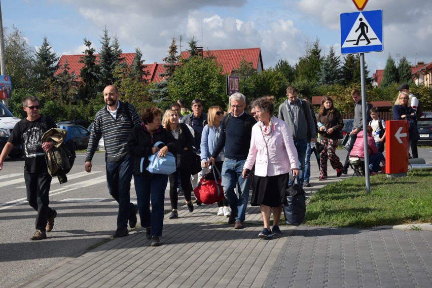 Wierni z całej Polski zjechali do Kruszyna pod Włocławkiem w...