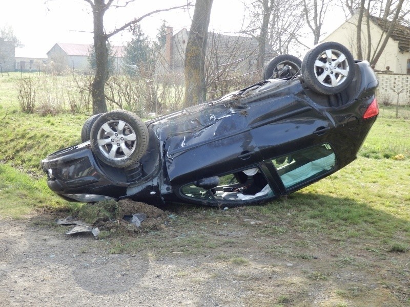 Wypadek w Balbinowie. Peugeot dachował 