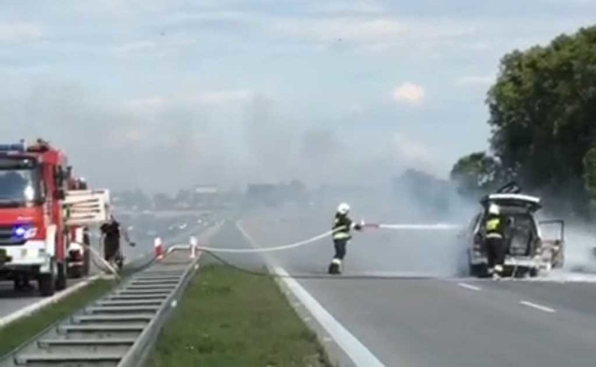 Pożar samochodu na autostradzie A4 [ZOBACZ FILM]