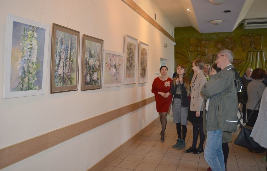 Pełne światła i kolorów kwiaty na wystawie w Domu Kultury w Starachowicach