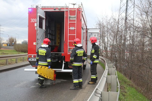 W nocy z 15 na 16 marca wielkopolscy strażacy mieli ręce pełne roboty. Brali udział w 60 zdarzeniach związanych z warunkami atmosferycznymi na terenie Wielkopolski. Silny wiatr zrywał dachy domów i budynków mieszkalnych. 