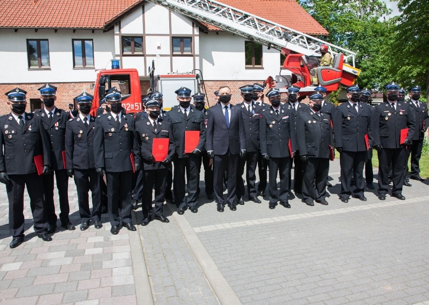 Prezydent Andrzej Duda przywiózł promesy na zakup trzech wozów ratowniczych dla strażaków OSP w powiecie słupskim 