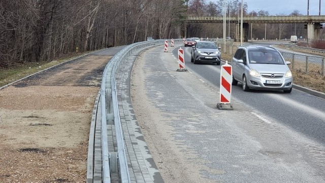 Kierowcy stoją w korkach na ulicy Krakowskiej z powodu budowy trasy rowerowej, na której nie widać robotników od kilku miesięcy.  Zobacz na kolejnych zdjęciach,  jak wygląda sytuacja