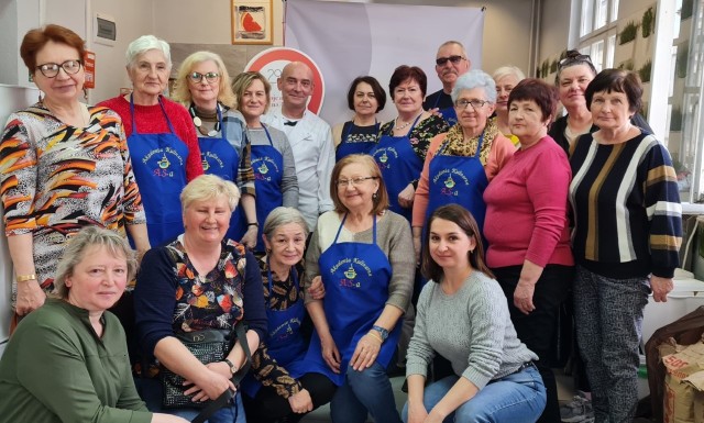 Uczestnicy warsztatów zdrowej kuchni, zorganizowanych przez Bibliotekę Miejską im. J. Kasprowicza w Inowrocławiu