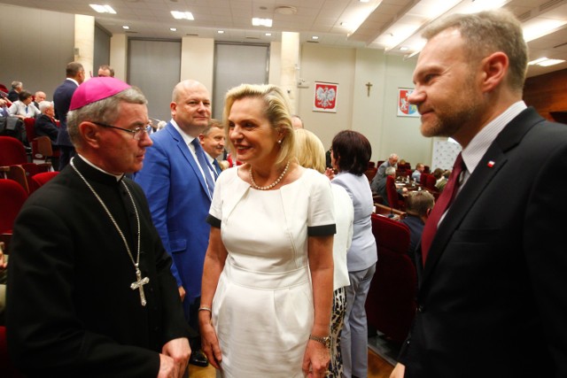 Gościem Forum była Anna Maria Anders, senator i sekretarz stanu w Kancelarii Prezesa Rady Ministrów. Na zdjęciu w towarzystwie biskupa Jana Wątroby i sentora Artura Warzochy.