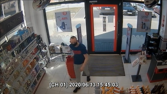 Policjanci proszą o pomoc w odnalezieniu mężczyzny, który dokonał kradzieży w jednym ze sklepów w Lubiczu Górnym. Czy rozpoznajecie tę osobę na zdjęciach?
