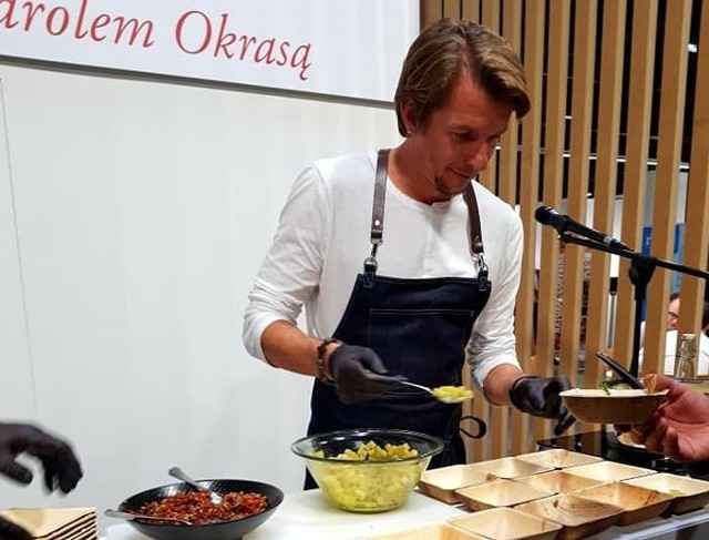 Karol Okrasa gotował na stoisku Farmy Świętokrzyskiej.