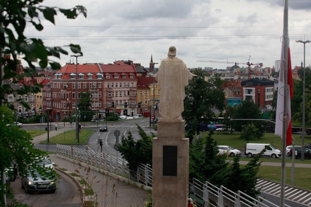 Wzniesiony siłami społecznymi pomnik Zbawiciela na Seminaryjnej nie wzbudza respektu ani szacunku wandali. Niszczone i profanowane są tu flagi, uszkodzone często zostają także maszty