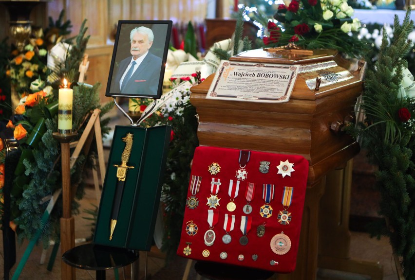Pogrzeb Wojciecha Bobowskiego. Przewodniczącego Rady Powiatu Przemyskiego pochowano w Birczy [ZDJĘCIA]