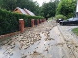 Ulewa nad Moszczenicą. Strażacy sprzątają kamienie i błoto naniesione przez deszcz [ZDJĘCIA]