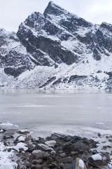Tatrzańskie stawy zaczęły zamarzać. Lód jest jednak bardzo cienki. Nie wolno na niego wchodzić 