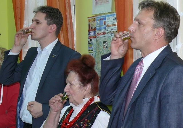 Toast miętową nalewką Kamcią za spotkanie w Moskorzewie wznieśli: (od lewej) Adam Jarubas, marszałek województwa świętokrzyskiego, Kamila Matyja, prezes Stowarzyszenia Wielu Pokoleń Jesteśmy Solą Tej Ziemi w Moskorzewie oraz wójt gminy Moskorzew Jarosław Klimek.