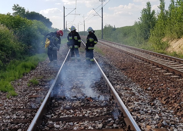 Podczas gaszenia pożaru na torowisku w powiecie sandomierskim