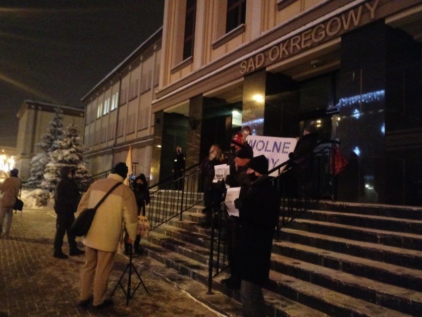 Białystok. Solidarny z Sędziami 2021. Manifestacja KOD przed sądem okręgowym (zdjęcia)