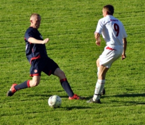 Mateusz Kozłowski (z lewej) wszedł na boisko po przerwie i dał swojej drużynie prowadzenie. O piłkę walczy z nim Mateusz Solan.