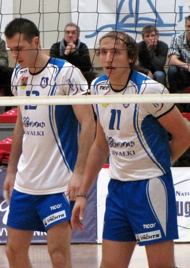 Łukasz Jurkojć (z prawej) uważa, że mimo krótkiej ławki i ostatnich porażek, ambicja i spokój pozwolą się suwalczanom utrzymać.  Po lewej Łukasz Rudzewicz.