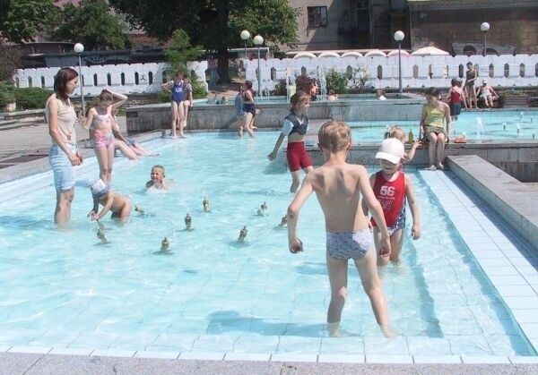 Fontanny przy ulicy Żeromskiego w upalne dni zamieniają się w miejskie kąpielisko dla najmłodszych. Tak też było w miniony weekend.