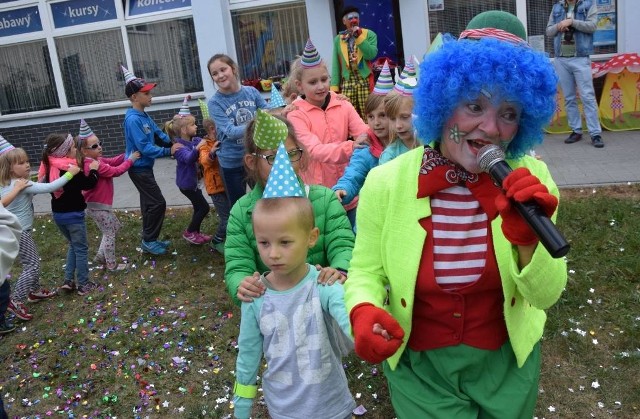 Klub Kopernik i Fundacja K-S-M Jesteśmy z Wami zaprosili mieszkańców osiedla Toruńskiego w Inowrocławiu, zwłaszcza tych najmłodszych, do udziału w festynie, podczas którego żegnano lato 2016. Wesołą zabawę poprowadzili popularni klauni Ruphert i Rico.