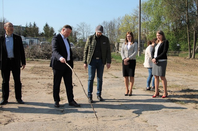 Nowy budynek stanie naprzeciwko budowanego obecnie skrzydła starostwa powiatowego