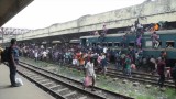 Ciasno w pociągach w Polsce? Zobacz niewyobrażalne tłumy na kolei w Bangladeszu. Świętują koniec ramadanu [WIDEO]